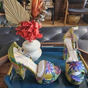 Chinese Laundry Avenue 2 Lotus Print Yellow